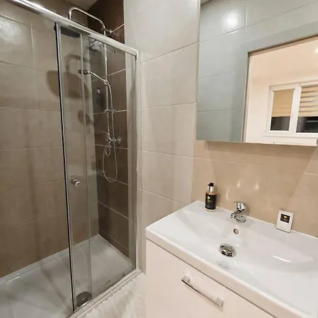 Axiom - Astra 4 Apartment
