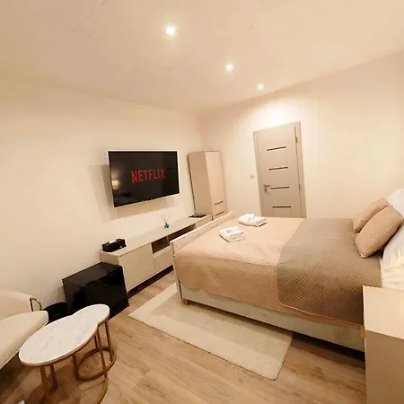 Axiom - Astra 4 Apartment