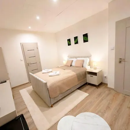 Axiom - Astra 4 Apartment